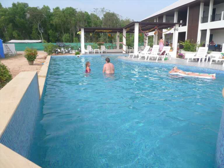 Resort pool, Mae Phim