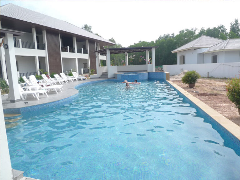 Resort pool, Mae Phim