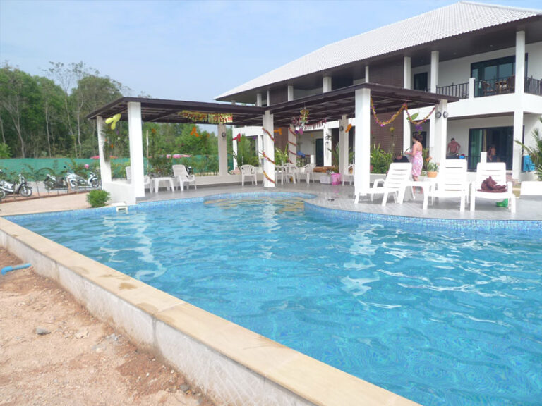 Resort pool, Mae Phim