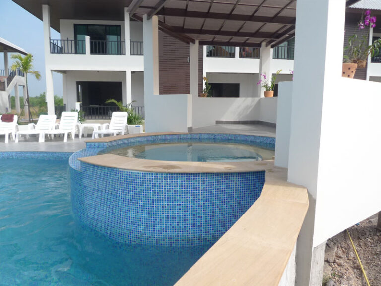 Resort pool, Mae Phim